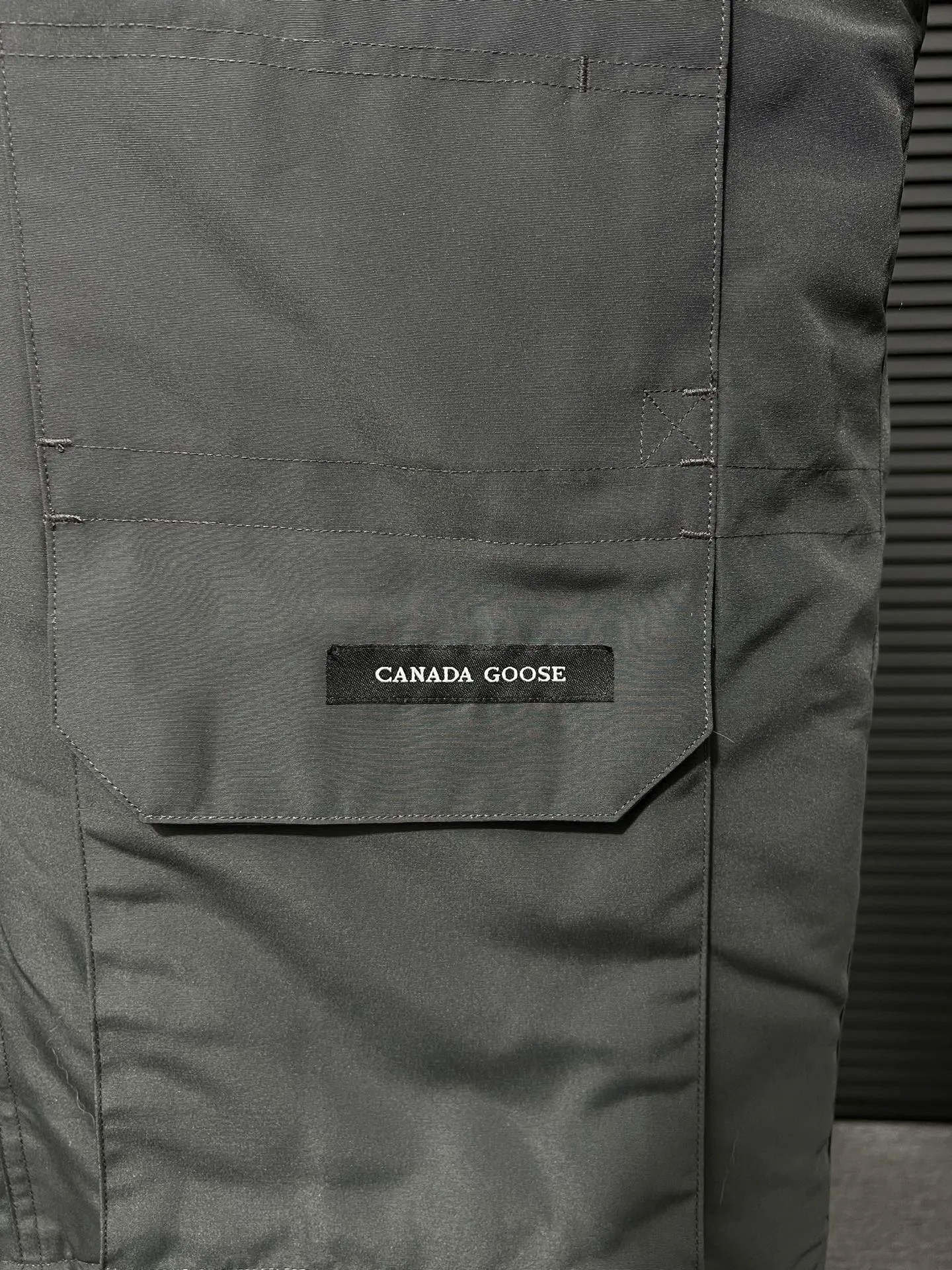 P780 🆕 Top original version, supports chip sensor with handbag 𝗖𝗮𝗻𝗮𝗱𝗮 𝗚𝗼𝘀𝗲 / 🇨🇦 Canada Goose 08 Down Jacket ⚠️ Partners who have been cooperating with us in the past few years know that no matter what is produced outside, our pure genuine trading company ships ❗️ After the test of time, we have received rave reviews. You can compare the market products with us. If you are not satisfied, you can return it at will. You are also welcome to come to ZG to see it and then come to my home to buy‼  1⃣️ The filling is 80% white duck down, with a weight of 500g. Regarding the down content, you can feel it with your hands. Good down has no embarrassment and can be called a walking duvet! 2⃣️ The fabric is made of Feather-Light 10D waterproof coating fabric, which is made of 84.5 polyester fiber and 15.5 cotton. The surface is treated with a special Teflon protective coating produced by DuPont to prevent wind and splash water, and makes the clothing anti-pollution and long-lasting new features! 3⃣️ One-piece seamless cuffs, 13cm official length, all seals are stamped, and all the inner liner is hemmed. The overcoat means sewing all the inner liner once. On the one hand, it is to prevent the velvet from running off, and on the other hand, it can keep the stiffness of the clothes! 4⃣️ Original Yoshida Kogyo Kabushikigaisha zipper, top-grade zinc alloy electroplated zipper with the highest specifications, using precise Japanese craftsmanship, raw materials and management methods. Each zipper can withstand 100,000+ openings and closings 5⃣️ The detachable fur collar is made of top-grade imported wolf fur, which is not comparable to the loose and soft raccoon fur and fake fur on the market. It is a natural Siberian coyote fur collar. The delicate and strong feel is the sense of life that comes from the erosion of wind and frost in nature. 6⃣️ Main logo double-thread 9-needle locking stranded embroidery, electronic digital automatic embroidery, maple leaves with sharp edges. Size: XS-XXL Color: black, off-white, graphite gray, sapphire blue Dark Blue Pink Azure Graphite Gray Black Label Shoulder Width Chest Sleeve Length Clothes Length Recommended Weight kg 67 87 80-90 2XL 58 136 69 89 90-105